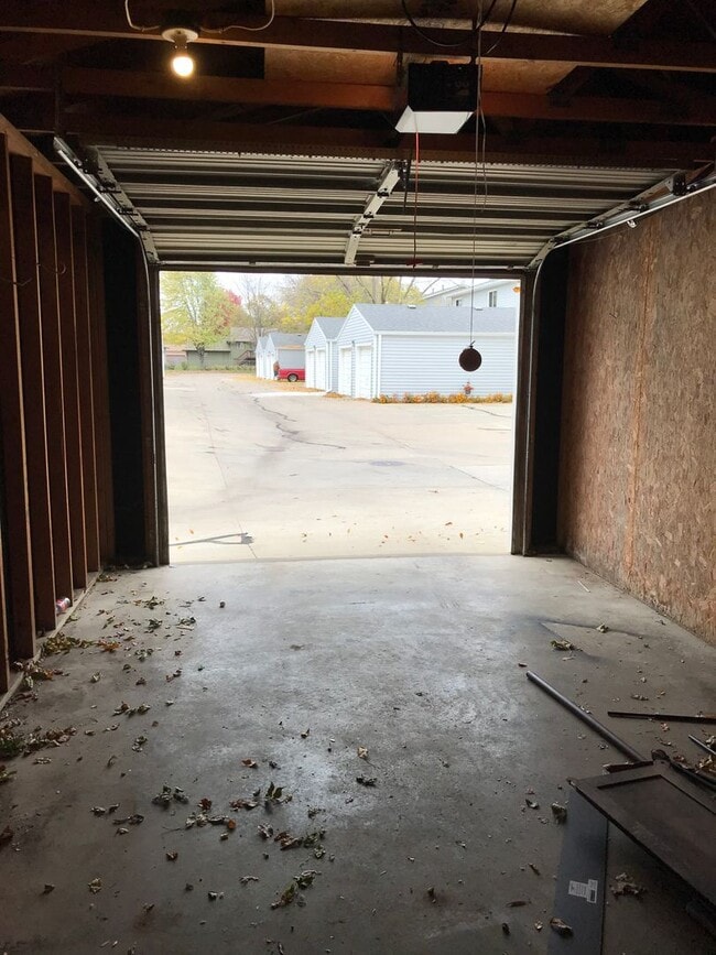 Building Photo - Spacious End Unit 2 Bed/1 Bath Townhome!