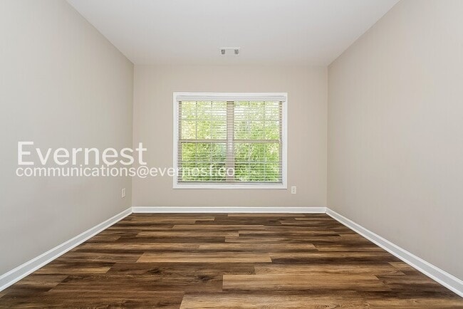 Building Photo - Limited Time Special Offer / 5 Bed, 3 Bath Home with Fenced Yard & Garage / Pet-Friendly / Vouche...
