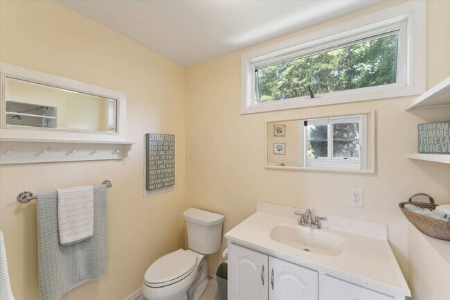 Building Photo - 695 Main St