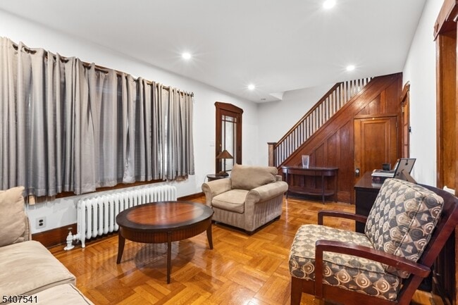 Building Photo - 199 E 7th St