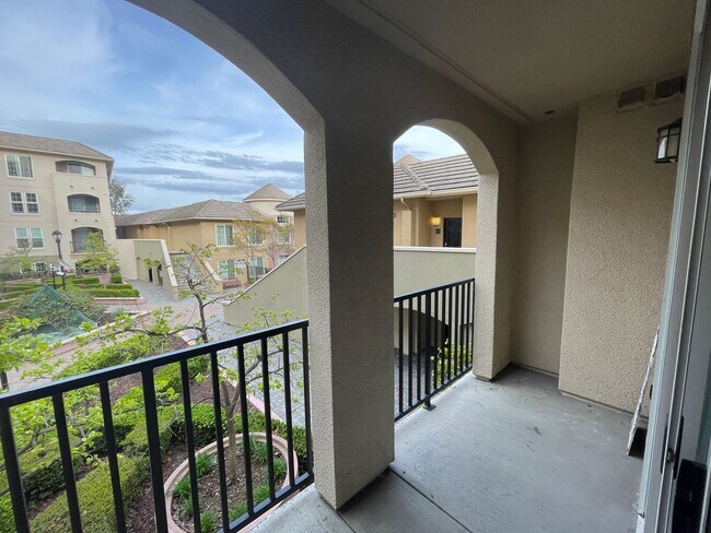 Building Photo - Lovely 1 Bedroom 1 Bath Condo in the Desir...
