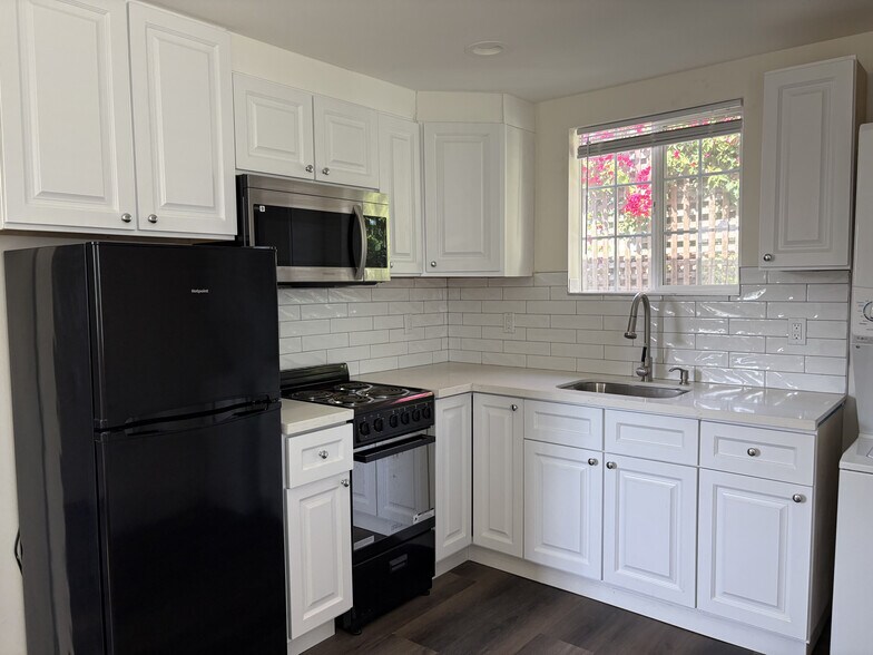 New kitchen appliances - 5614 Riverton Ave