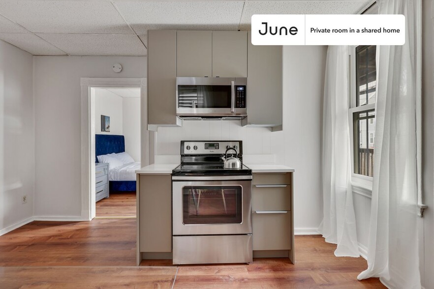 Building Photo - Private bedroom in 3 bed/1 bath Home