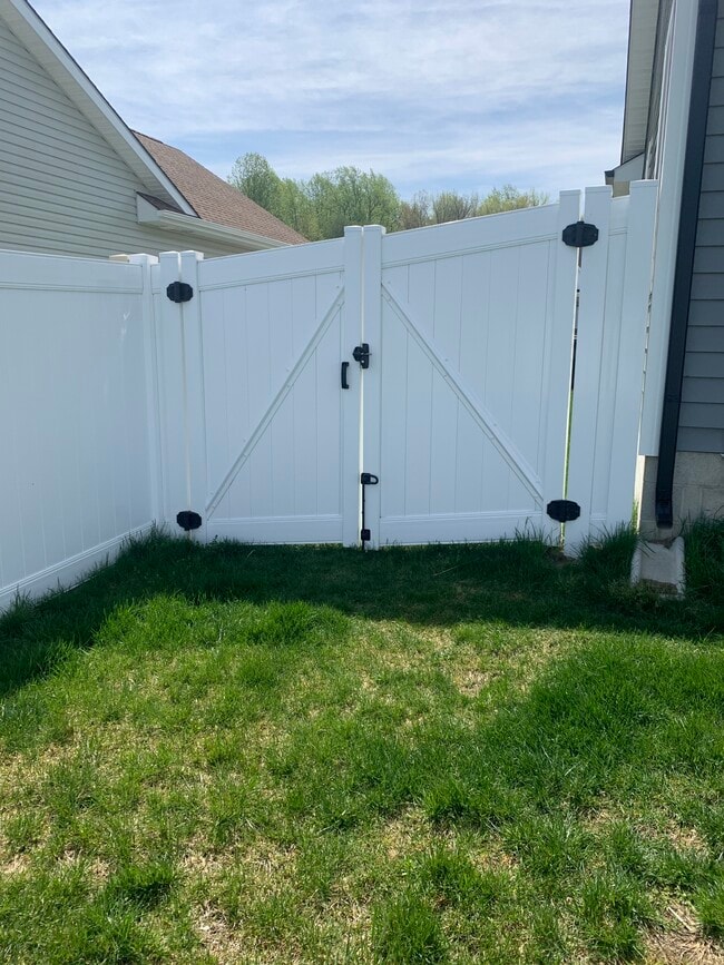 Fence gate - 145 Mayflower Dr