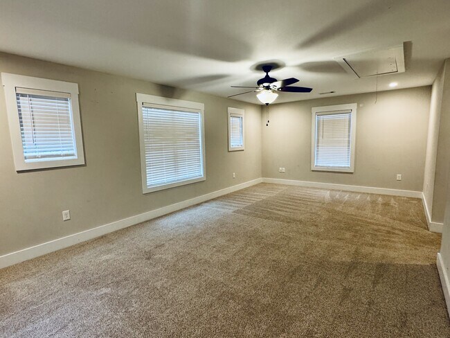 Building Photo - 200 Banks St