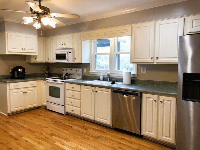 Building Photo - 218 Marty Dr