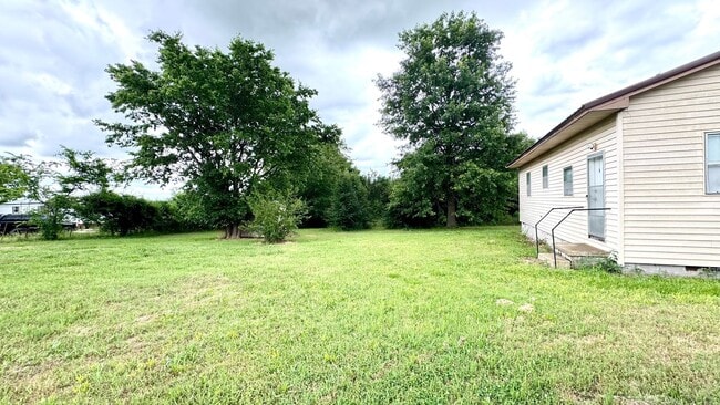 Building Photo - Savanna- Adorable two bedroom, one bath home.
