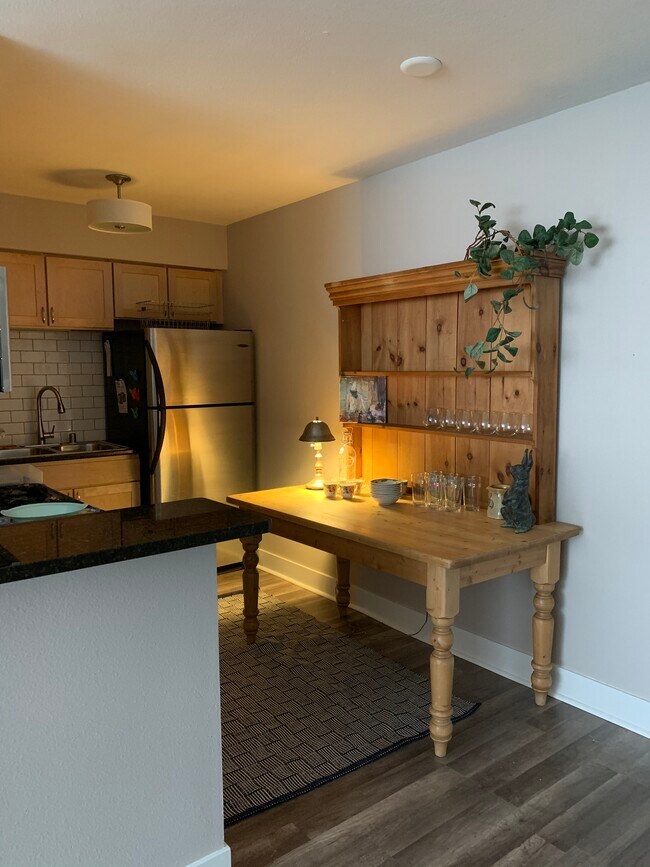 Building Photo - 2121 N Cambridge Ave