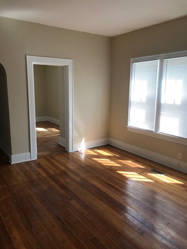 Building Photo - Updated 5 Bedroom 2 Bathroom Home in St.Paul!