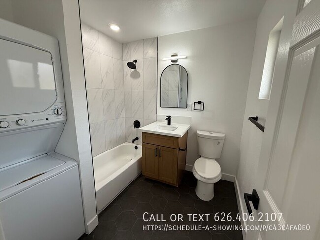 Building Photo - Modern 1-Bedroom-1 MONTH FREE  | In-Unit W...