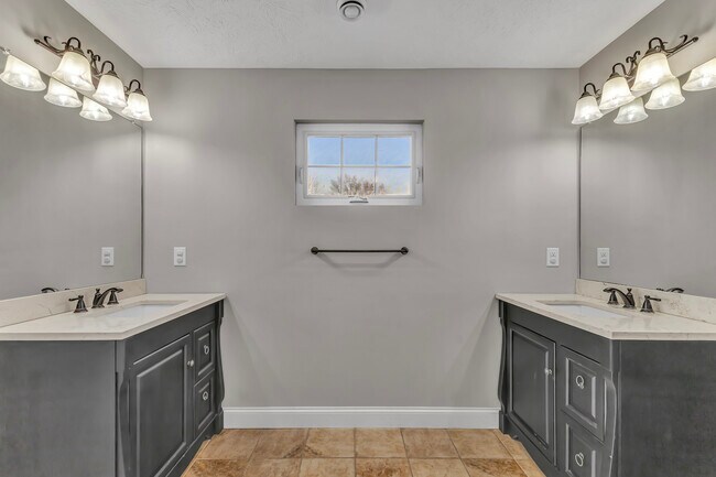 Building Photo - 345 Kenilworth Rd