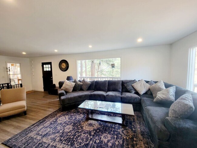 Building Photo - Spacious 4-bedroom + study home; Includes Hot tub and Pool Table - Avail. Now!