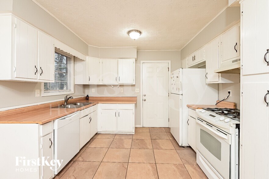 Building Photo - 3327 Creekwood Dr