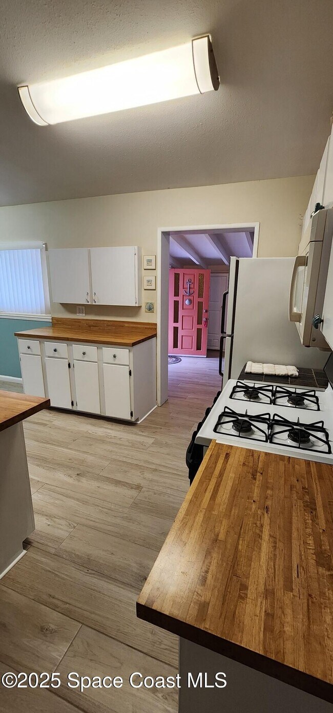 Building Photo - 833 Cronin Ave