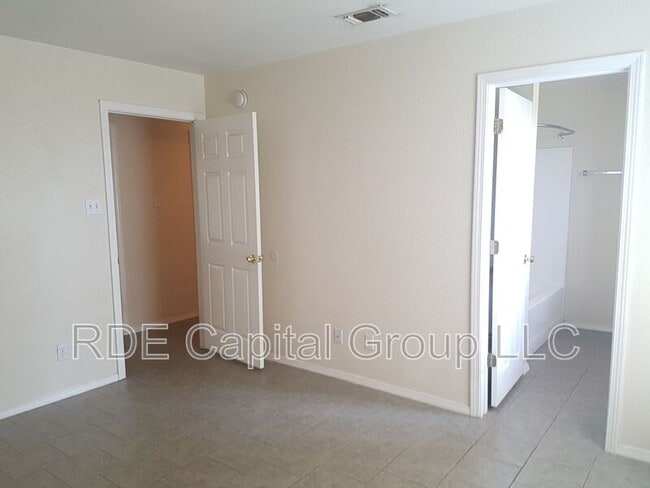 Building Photo - 311 S Blue Jay Ct