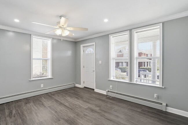 Building Photo - Beautiful Duplex with Charm