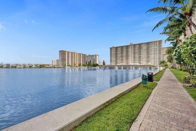Building Photo - 17150 N Bay Rd