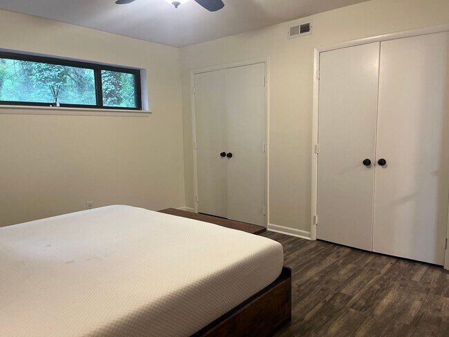 Building Photo - North Raleigh Move-In Ready Condo, On Grou...