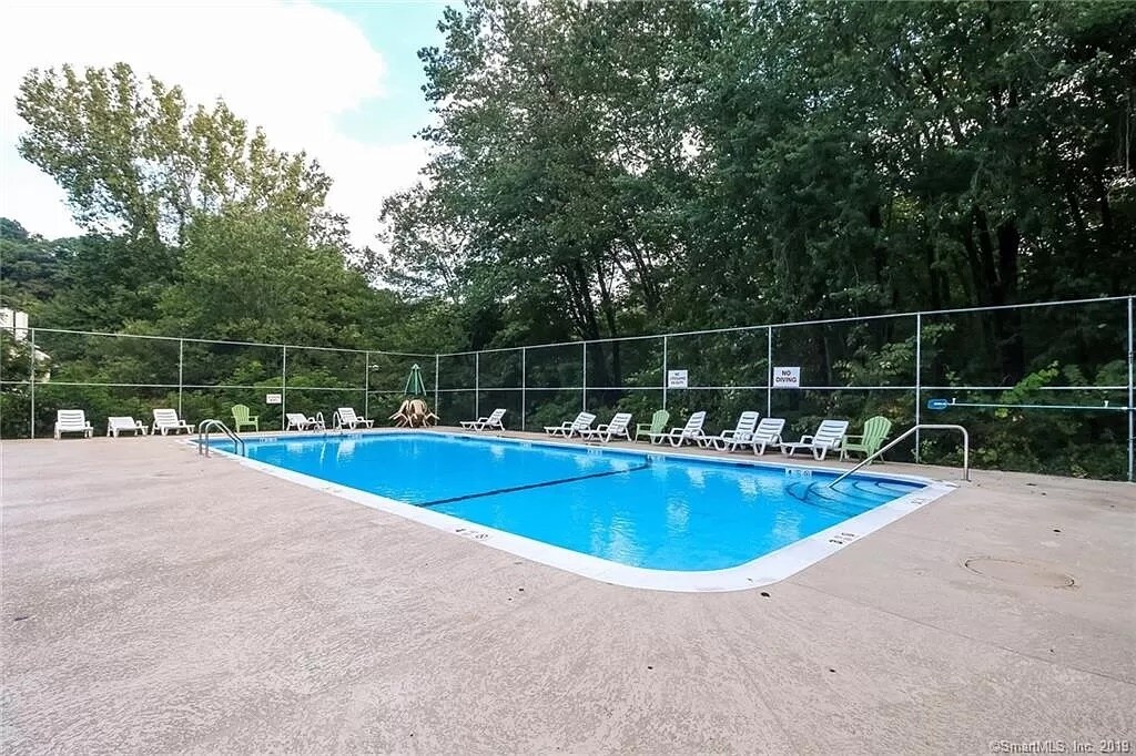 Building Photo - 8 Rose Ln