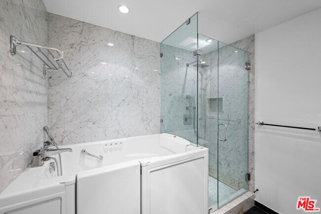 Building Photo - 4267 Marina City Dr