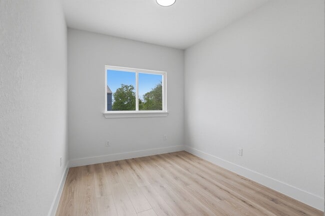 Building Photo - New Build Ready for Move In!