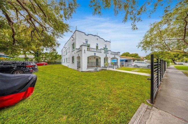 Building Photo - 1020 SW 23rd Ave