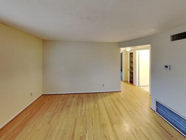 Building Photo - 350 E 12th Ave