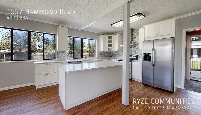 Building Photo - Beautiful Pool Home - Fenced in Yard - Sty...