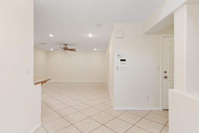Building Photo - 7268 Vinca Rd
