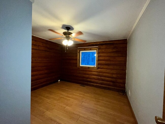 Building Photo - 4-bedroom home in North Pole / On city water
