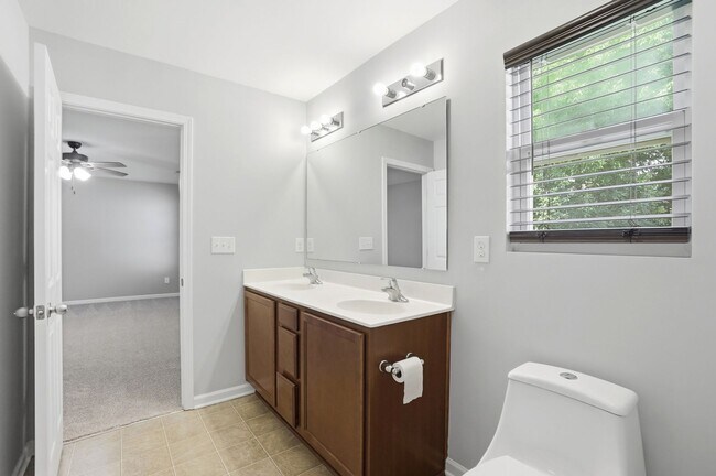 Building Photo - Spacious 4BR Home with New Carpet & Fenced Backyard