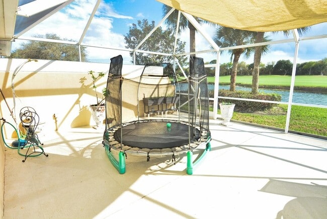 Building Photo - 1020 SW Balmoral Trce