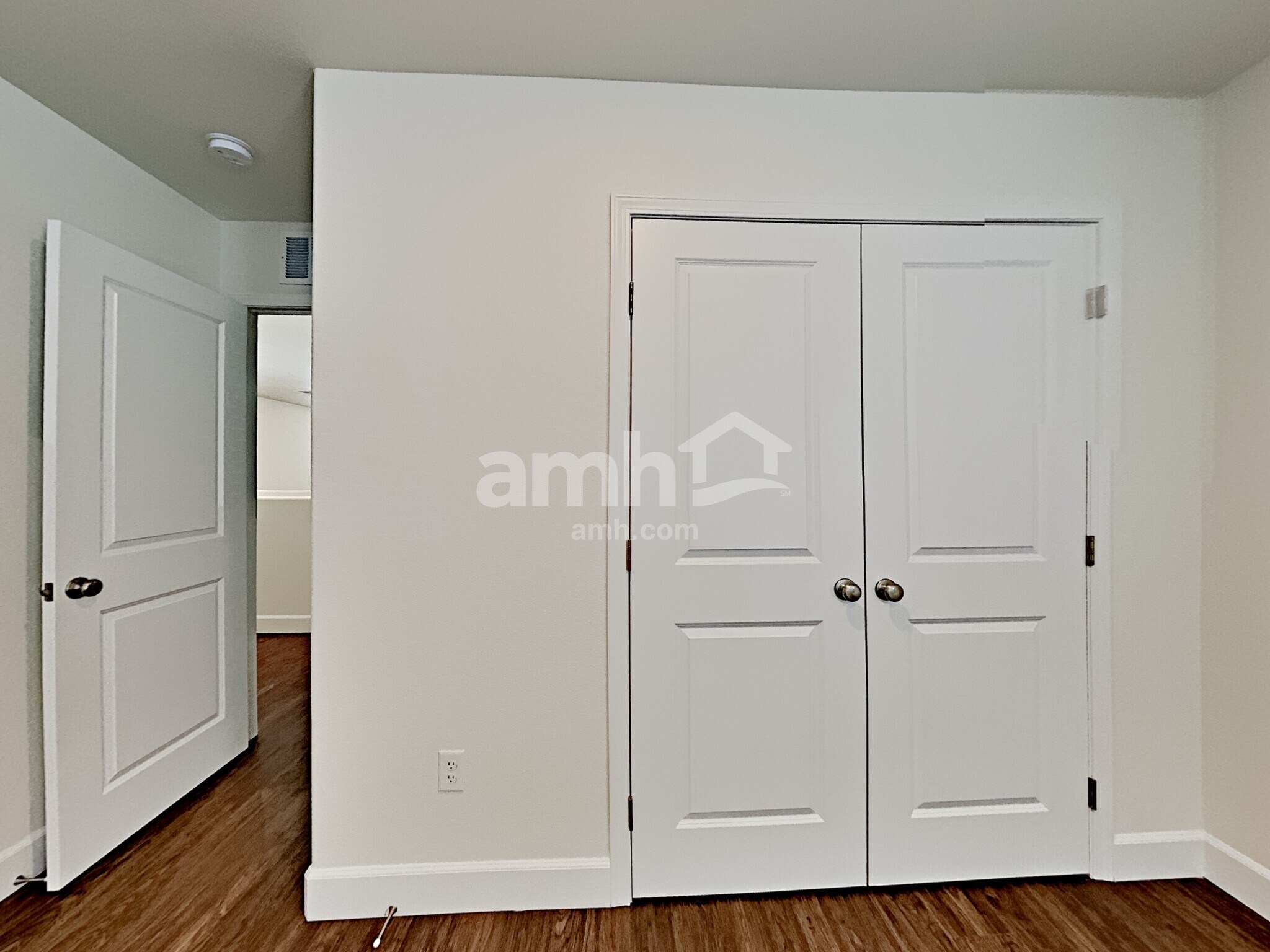 Building Photo - 696 N Water St