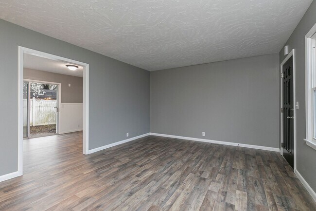 Building Photo - SOUTH SPRINGFIELD HOME (Kickapoo and Cherokee Schools) -- 3 Bed | 1.5 Bath | 2 Car Garage -- LARG...