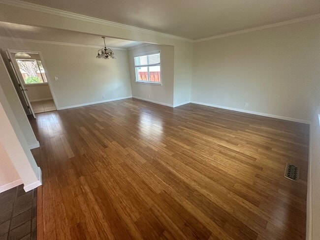 Building Photo - Beautiful Single Story Warms Springs Home