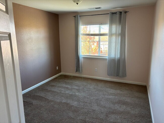 Building Photo - Wonderful 3 bedroom + Loft, 2.5 bathroom h...