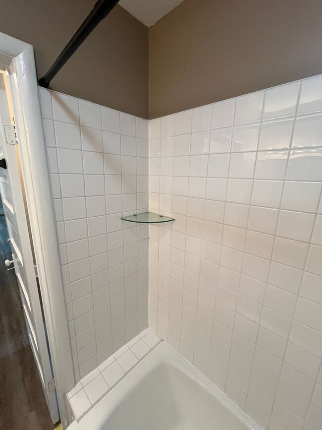 Building Photo - Newly Renovated 2 Bedroom Bungalow!!!