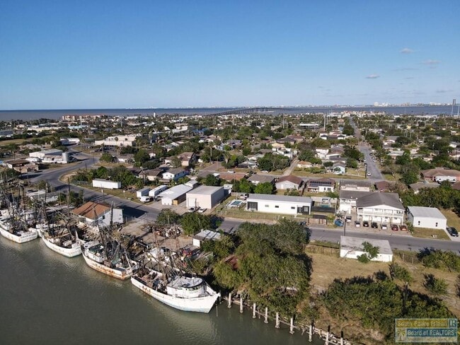 Building Photo - 711 S Shore Dr