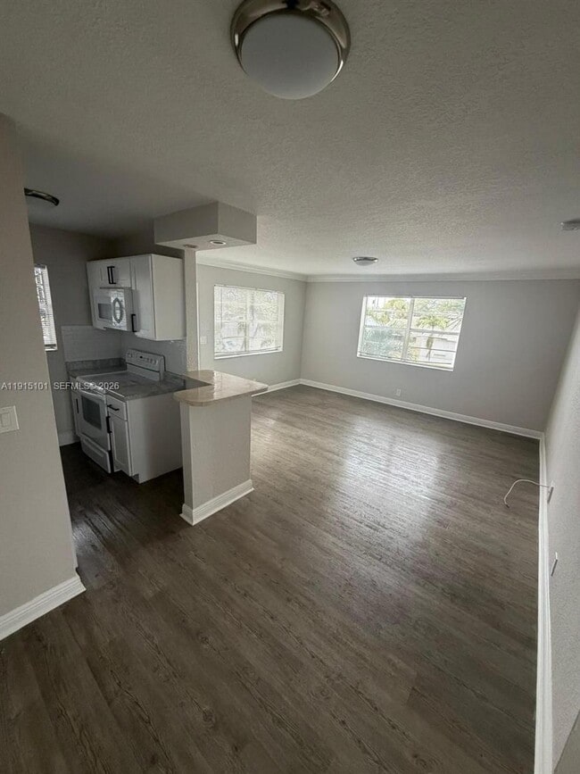 Building Photo - 110 SE 2nd St