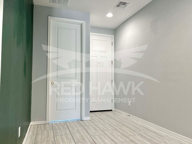 Building Photo - 35991 W San Clemente Ave