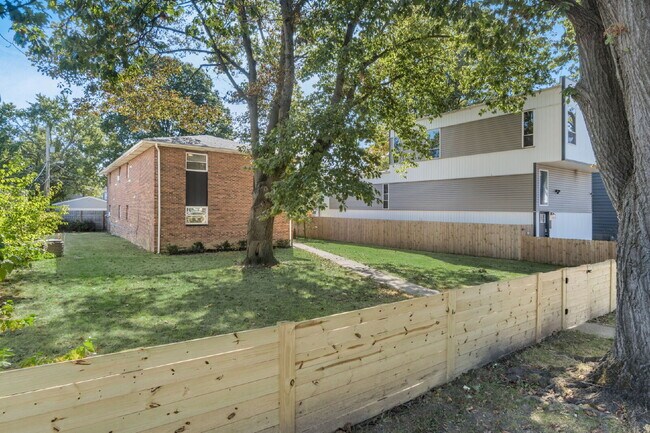 Building Photo - FREE 1 Month Rent! Renovated 2BR Near Children’s Hospital & German Village