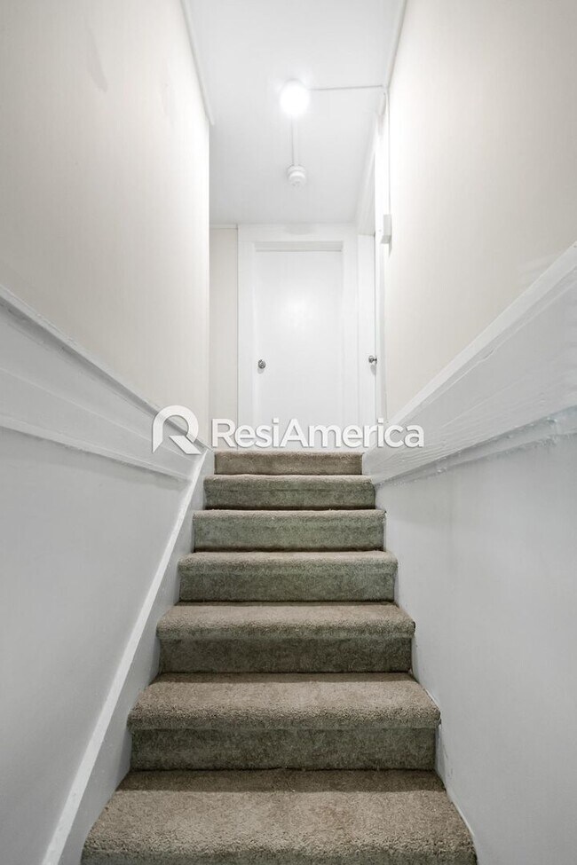 Building Photo - Newly Renovated 4/2 in Midtown!