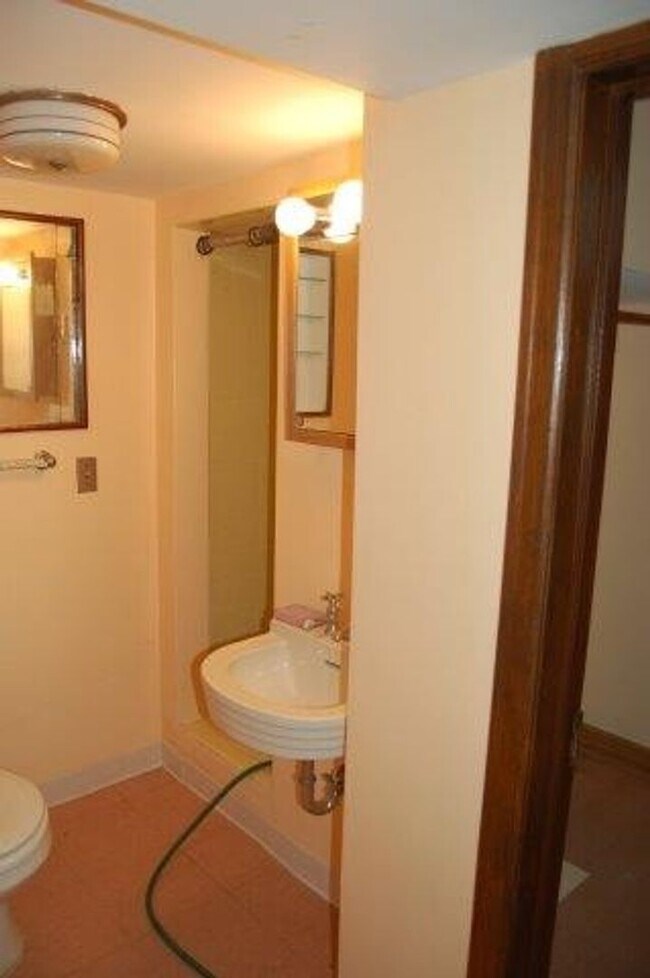 Building Photo - The Lamp House - 4 Br., 3 Bath Home  Available 8/15/2026-8/14/2027