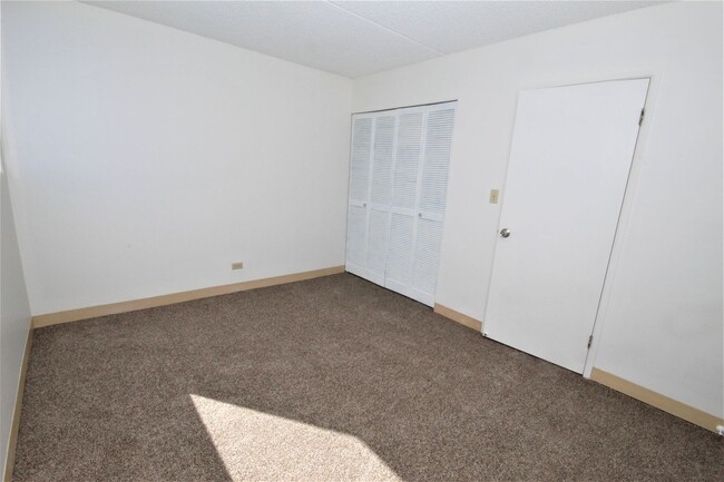 Building Photo - AVAILABLE NOW! 2 BED 1 BATH 1 COVERED PARK...
