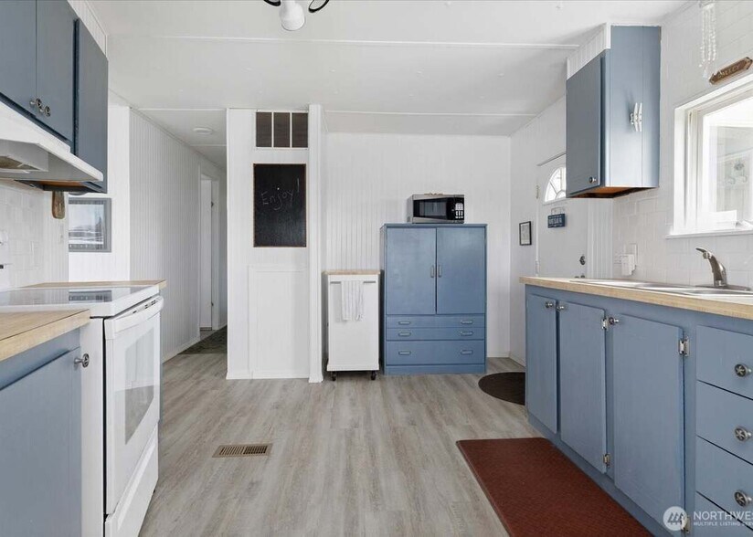 Kitchen - 2552 La Verde St