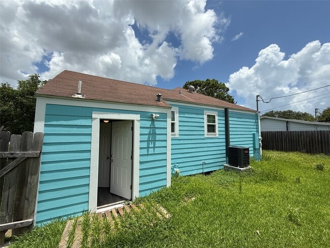 Building Photo - 501 19th Ave N