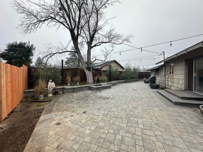 Building Photo - Corner Lot!