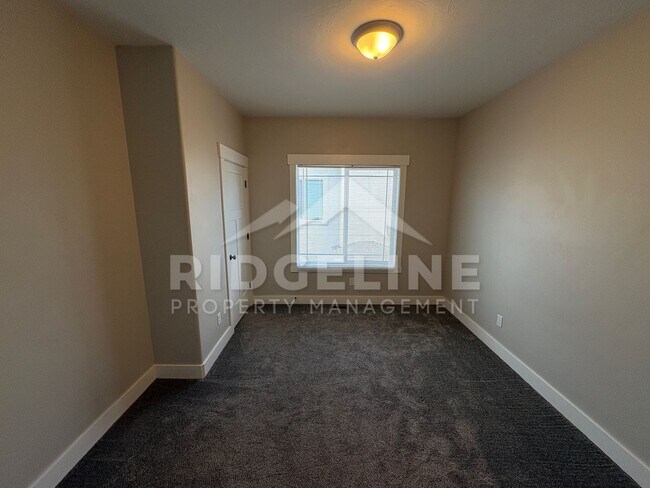 Building Photo - 664 S Saturn Ave