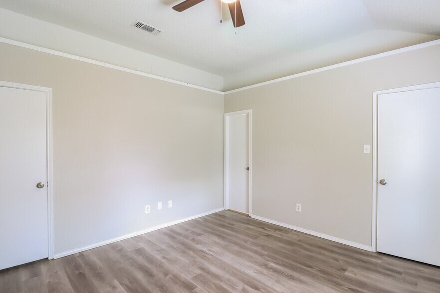 Building Photo - 504 NE Park Meadow Ln