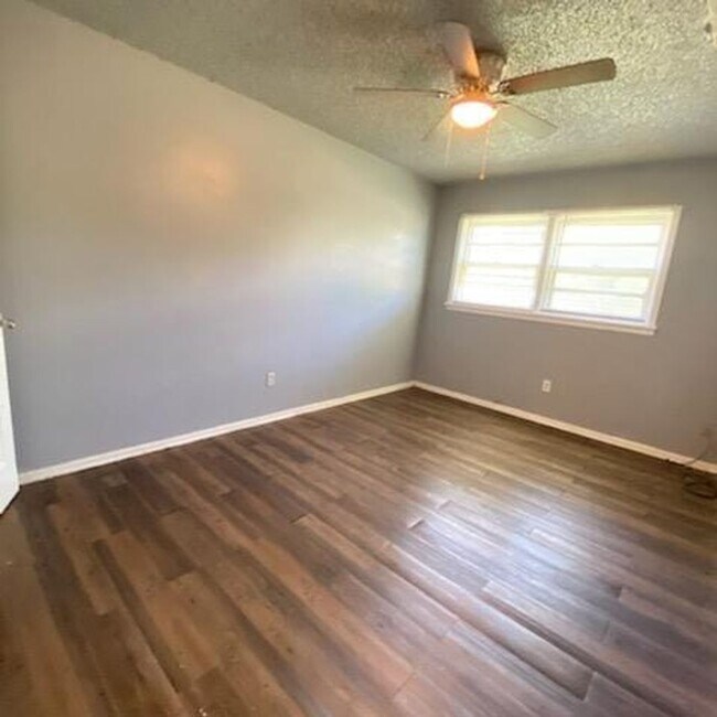 Building Photo - $0 First Month's Rent / $0 Deposit at Move-in